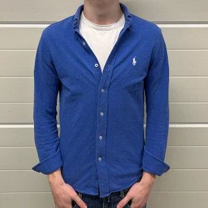 Ralph Lauren skjorta  - Ralph lauren skjorta i färgen blå. Storlek S och modellen är 178 cm. Skick 7/10. Nypris 1599kr, köp för endast 399kr.