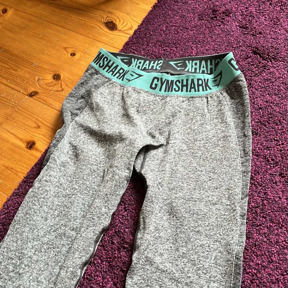 Gråa fina träningstights från Gymshark. HELT oanvända. Superfint skick. Pris diskuterbart 💕. Jeans & Byxor.