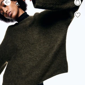 Stickad mohair tröja HM - Helt slutsåld stickad tröja i mohair från HM. Jättefin mörkgrön färg. Väldigt bra skick, nypris 700 kr. Storlek XS men passar även S. SÄLJER LIKADAN I MÖRKGRÅ