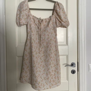 Blommig klänning 34  - Säljer denna klänning från Zalando, använd en gång! Säljer för 200kr!