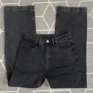 svarta high waisted jeans, dem går att dra ner till midwaist💕inga defekter💕kom privat för mer information!