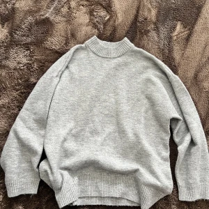 Stickad tröja - Grå stickad tröja från Monki, använt 1 gång 