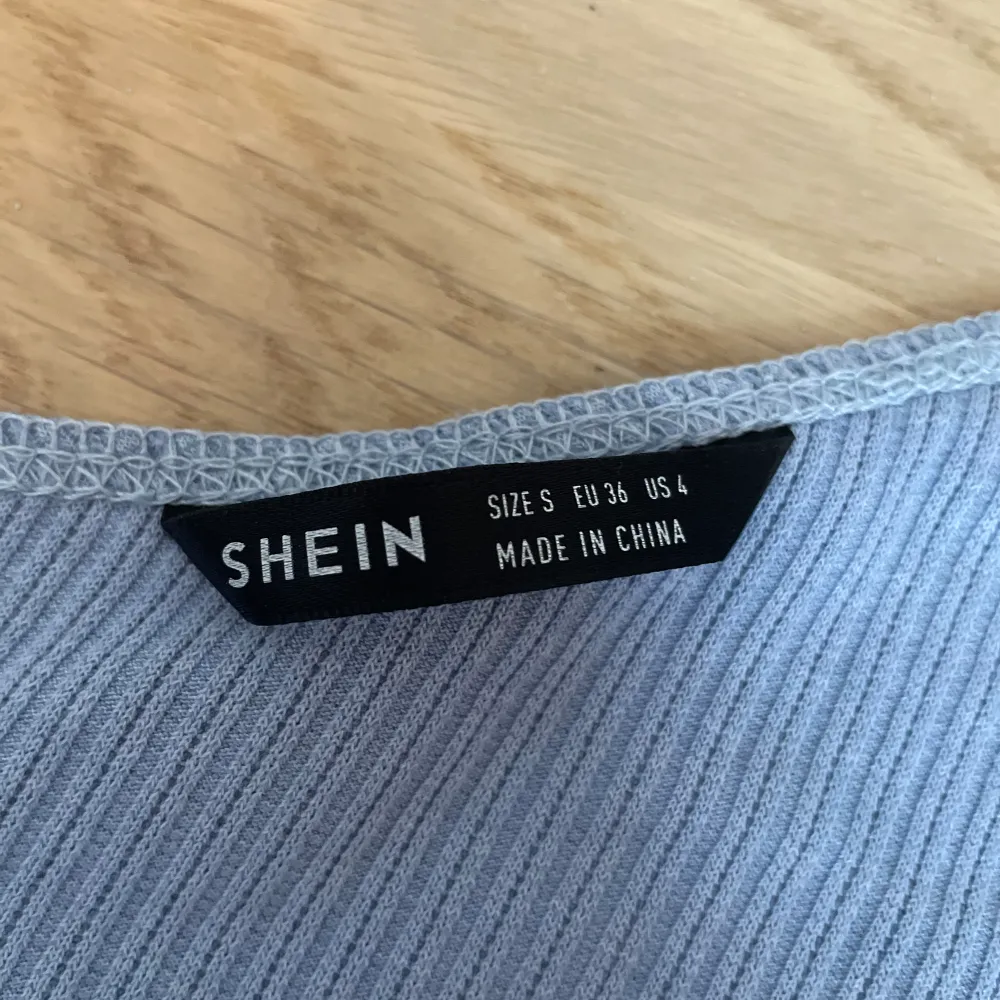 En fin blå enarmad tröja från shein.  Bara använd några gånger då den inte passar mig i storleken.  Storleken är S men skulle säga att den passar XS också då den har krympt i tvätten.. Toppar.