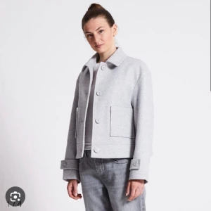 Kappa - Säljer min kappa från lager 157 eftersom den ej kommer till användning. Köpt för 450 säljer för 250 ( använt den endast 4 gånger) 