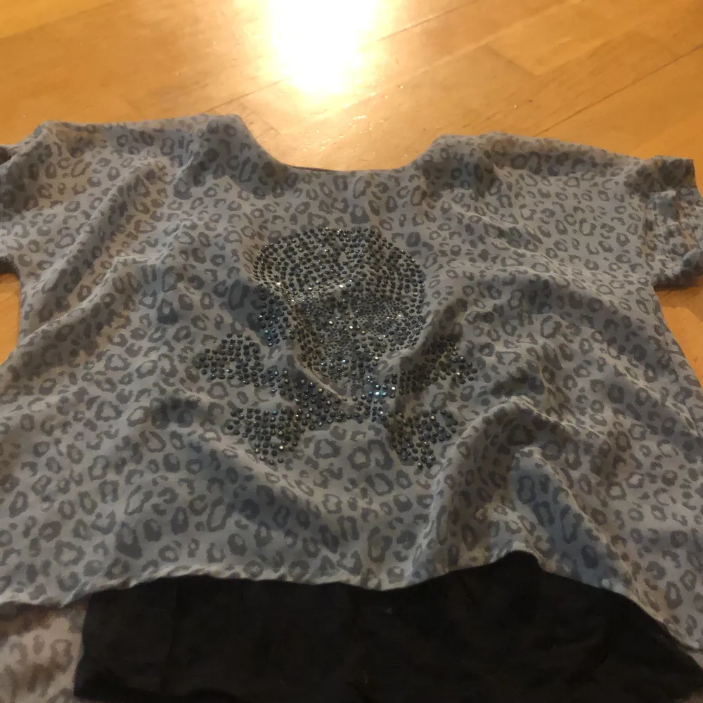 En fin tröja från Lindex kids 🫶🏽 som har en svart tröja inuti så att den inte är genomskinlig den är använd men inga defekter älskade den som liten och hoppas någon annan kan älska den lika mycket 🪩 Vid köp kontakta mig ✨  . Blusar.