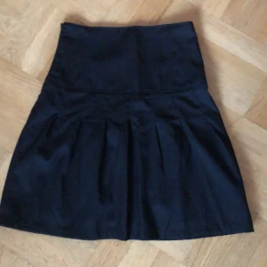 Midjehög knäkjol stl 38 - Använd en gång fint skick! Dragkedja i sidan  Högst upp: 37 cm Midja: 44 cm   Total längd: 57 cm  #skick #sverige #skickarsnabbt 