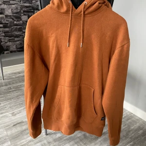 Hoodie - Rostbrun Hoodie stl L. Använt i fint skick  Jack & Jones