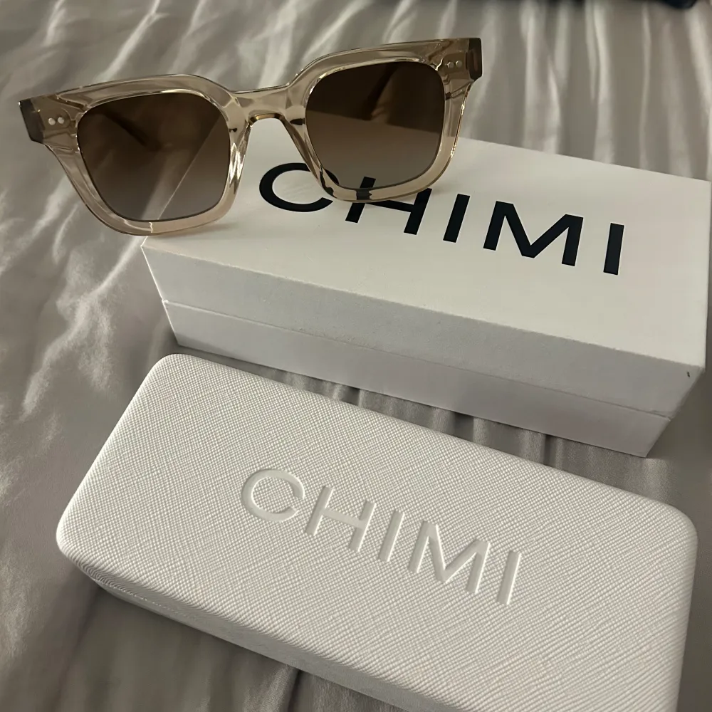 Säljer mina helt oanvända Chimi glasögon då jag inte tänkt använda dom❤️ dom är i modell 04 färg:ecru❤️ dom köptes för 1250 och jag säljer för 1000❤️. Accessoarer.