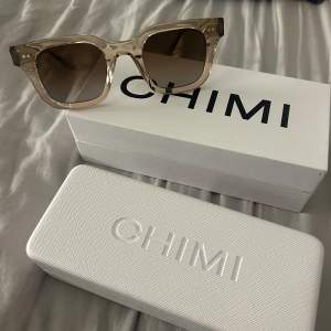 Säljer mina helt oanvända Chimi glasögon då jag inte tänkt använda dom❤️ dom är i modell 04 färg:ecru❤️ dom köptes för 1250 och jag säljer för 1000❤️