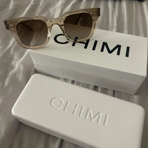 Chimi glasögon  - Säljer mina helt oanvända Chimi glasögon då jag inte tänkt använda dom❤️ dom är i modell 04 färg:ecru❤️ dom köptes för 1250 och jag säljer för 1000❤️