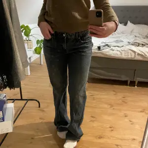 Snygga långa jeans som aldrig är använda, något mindre i storleken! 