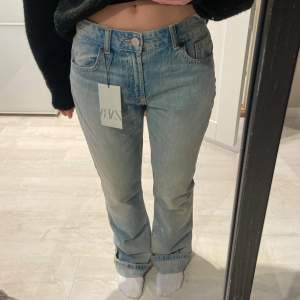 Helt nya jeans ifrån zara i modellen Bootcut fit. Lågmidjade och lång i benen! Säljer pga de är för stora och långa på mig som är 165 cm vanligtvis XS. Villig att gå ner i pris då jag vill bli av med dem💕