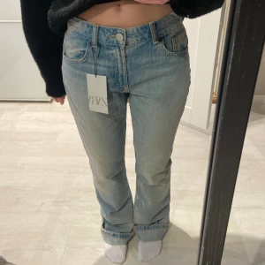 Zara jeans - Helt nya jeans ifrån zara i modellen Bootcut fit. Lågmidjade och lång i benen! Säljer pga de är för stora och långa på mig som är 165 cm vanligtvis XS. Villig att gå ner i pris då jag vill bli av med dem💕
