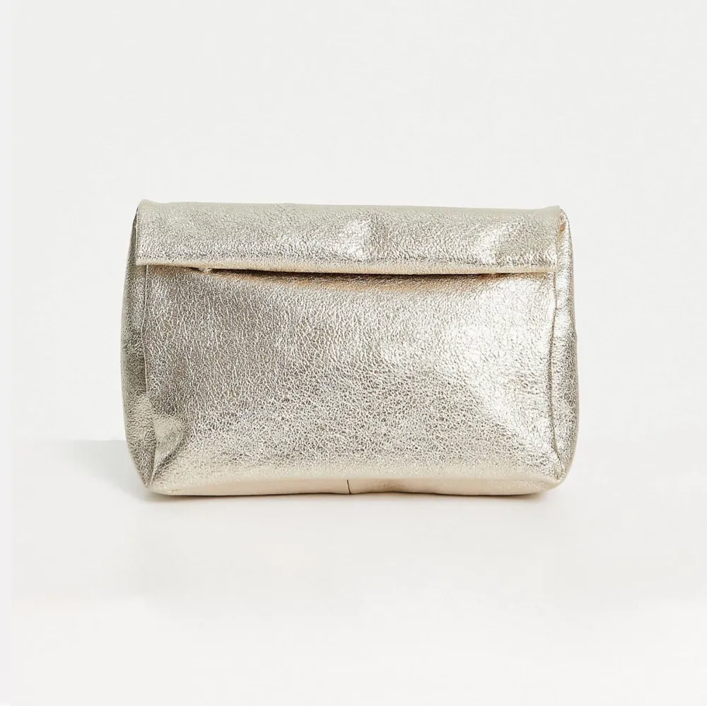 Guldig kuvertväska från Asos. Nyskick!  Perfekt till bal eller andra festligheter🥰. Väskor.