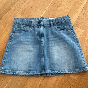 Lågmidjad Jeanskjol  - Super fin jeanskjol som är perfekt för sommaren. 