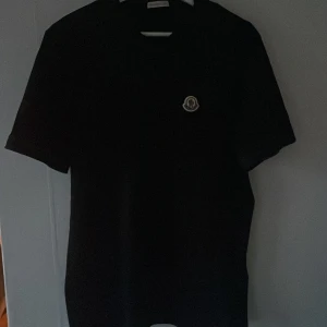 MONCLER T-Shirt  - Storlek M, använd 3 gånger, Nypris 2000kr