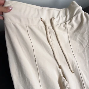 Beiga byxor  - Beiga raka byxor i skönt material från Nelly. Aldrig använda. Storlek M men passar S 
