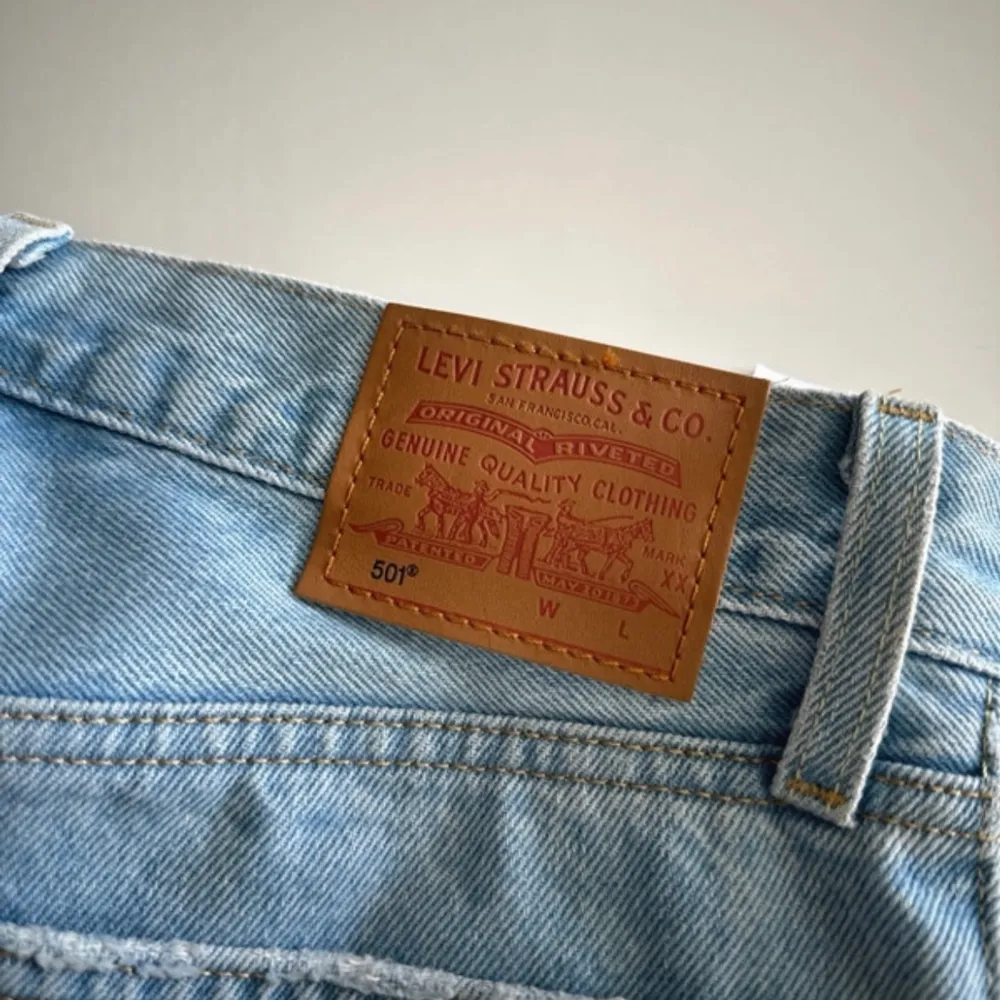 Säljer dessa super snygga Levis 501 Jeans i alldeles fint skick.  W 24 L 30. Jeans & Byxor.
