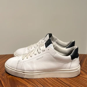 Gant sneakers - Tja! Nu säljer jag mina fräscha gant skor i 9,5/10 där allt följer med: skor, låda, kvitto mm. Storlek 44 fast passar 43, nypris 2000kr, mitt pris 1190kr. hör av dig vid frågor!🍾💴