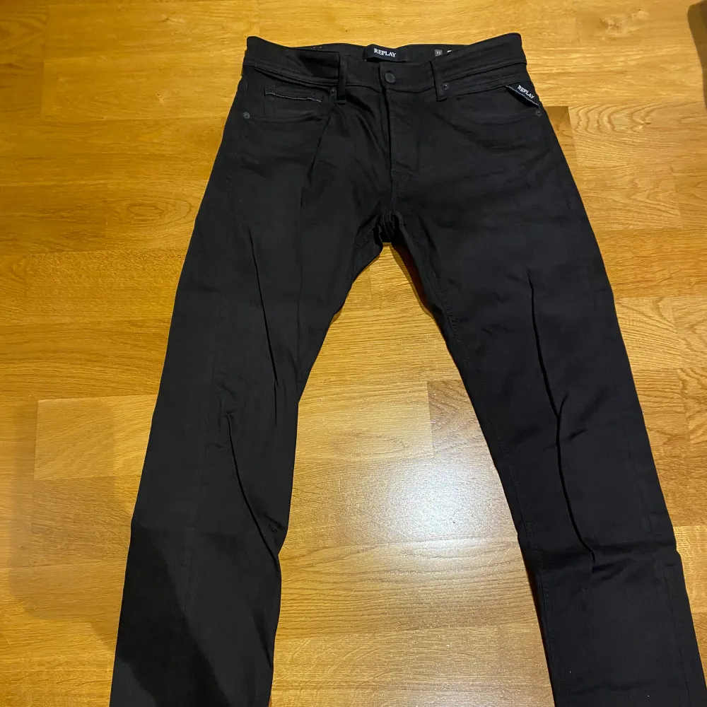 Replay Grover Jeans i färgen svart. Storlek: L:34 W:31  Jeansen är i nyskick och är endast använda en gång då de var för små.  . Jeans & Byxor.