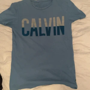 Calvin Klein T-shirt - Den har knappt använts och är i gott skick!  Storlek - S