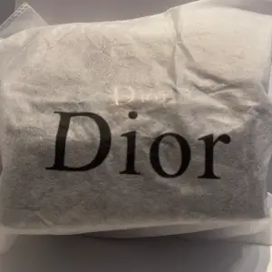 En gammal Dior väska som ja säljer för använder inte längre kan skicka flera bilder om de önskas! Den är gjord i hårt läder! Påse o allt kommer med 