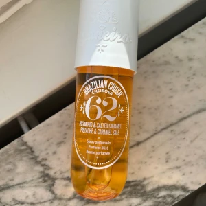 Sol De Jainero Cheirosa 62 - Säljer Sol De Jainero 62 i 240 ml då den inte riktigt kommer till användning för mig. Endast testaprutad några gånger så i princip i nyskick💕💕