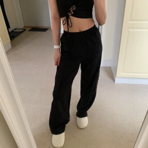 Crop top svart med detalj - Varsamt använd  Köparen står för frakt  Kika gärna in andra plagg på min profil för att spara på frakt