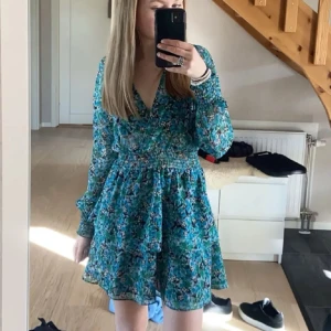 Zara klänning  - Jätte fin, säljer pågrund av att den är för kort på mig. Köpt här på plick, har själv aldrig använt men bra matrial.  (inte mina bilderrr)⚠️‼️ Pris kan diskuteras💕