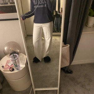 Vida vita kostymbyxor - Vida lössittande vita kostymbyxor. De är i bra skick pch knappt aldrig använda. Långa och inte så genomskinliga.