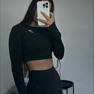Gym shark vital 2.0 crop top - Lånade bilder. Säljer min crop från gymshark då jag aldrig andvänt den. Helt ny, fick den i julas 