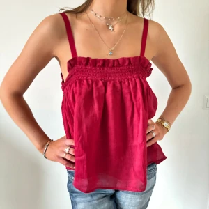 Linne❤️ - Säljer mitt superfina vinröda linne❤️Pris: 200kr, köpt på Zalando men inte kommit till någon användning. Som ny. Köp direkt via ”köp nu” knappen<3