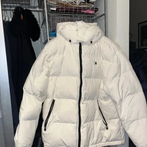 Vinterjacka - Säljer min vita vinterjacka från Gina Tricot då den inte kommer till användning. Andvänd ett fåtal gånger. Lite missfärgning vid insidan av kragen men inget som syns när du har på dig jackan😇