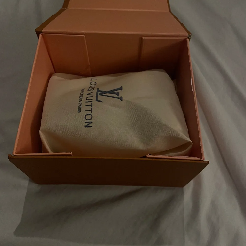 Säljer mina fina Louis Vuitton väska i modellen speedy nano, oäkta.  Helt ny & oanvänd och låda medföljer, säljes då den inte kommit till användning. Nypris för liknande äkta kostar runt 30.000kr.  Pris kan diskuteras men inga skam priser. . Väskor.