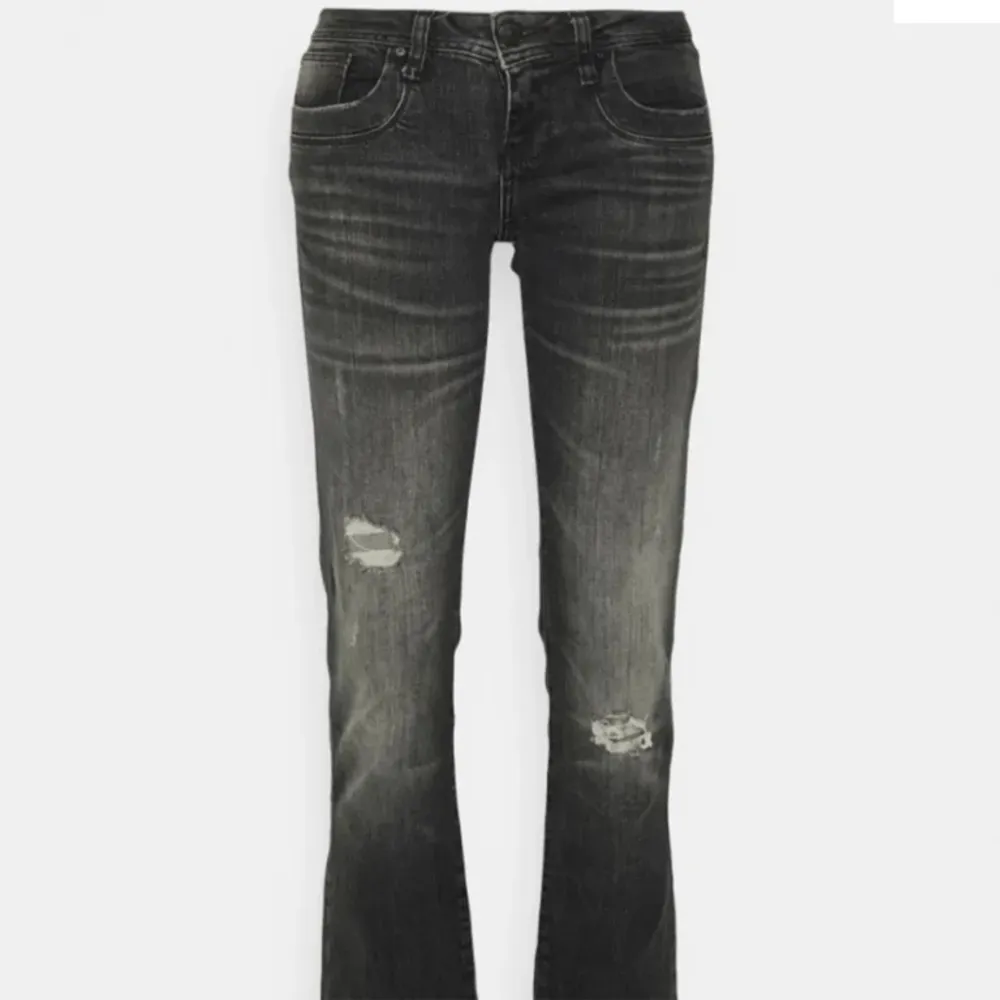 Grå ltb jeans i modellen valeire. Stolek 29/32, midjemått: ca 39cm men passar mig som har s då de e mindre i storleken än andra ltb jeans . Jeans & Byxor.
