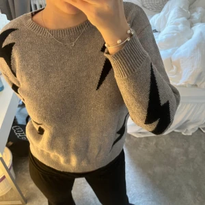 Tröja med blixtrar på❤️‍🔥 - Jättesnygg tröja från Shein!! ❤️‍🔥står ingen storleken men passar Xs-S 