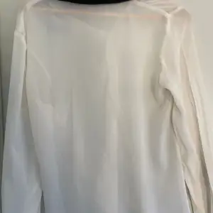 En vit skjorta. Säljer för är inte min stil.