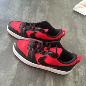 Nike  - Svart och roda Nike skor i storlek 40 