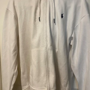 Vit polo Ralph lauren hoodie - Köptes här på Plick Skick:8/10 Använt en gång Säljer för att den ej passar  Om du har frågor så är det bara att kontakta mig👍