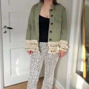 Vår jacka  - Säljer denna jättesöta vårjacka från zara!!💕