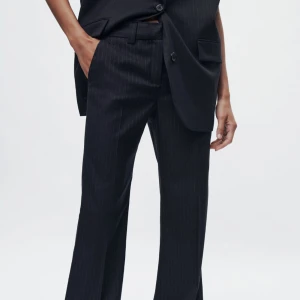 byxor zara - Helt nya blåa kritstrecksrandiga kostymbyxor från zara. 