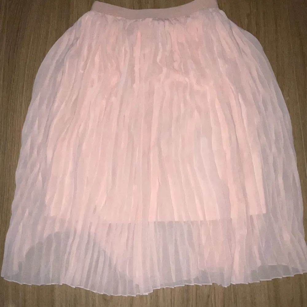 superfin kjol! Super härligt färg och en jätte skön kjol, fin till sommaren använd 1 gång . Kjolar.
