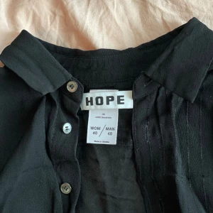 Hope skjorta  - Fin lite genomskinlig skjorta med ränder på ena sidan från Hope. 