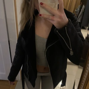 vår jacka! - svart vårjacka med fodrad innersida och bälte