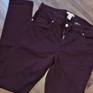 Nya byxor  - Nya vinröda/mörklila byxor. Storlek 38. 
