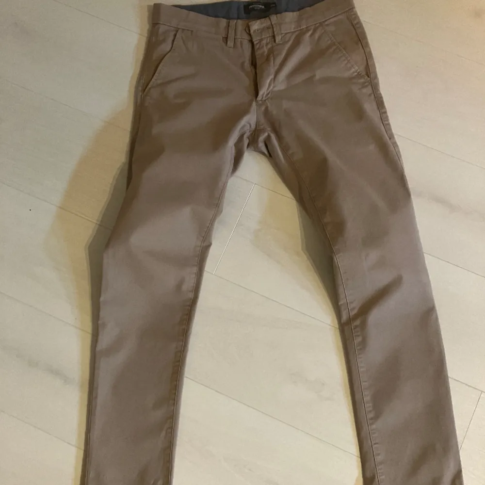 Dressman chinos i bra skick. Kakibruna och storlek 29/32 slim fit . Jeans & Byxor.