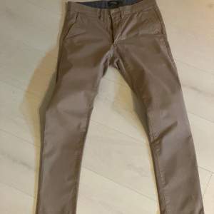 Dressman chinos i bra skick. Kakibruna och storlek 29/32 slim fit 