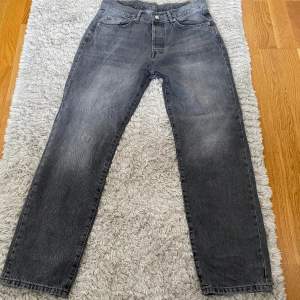 Gråa jeans ganska baggy storlek W31 L32 pris kan diskuteras 