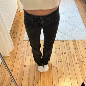 Snygga svarta lågmidjade jeans! Innerbenslängden är 81 cm och midjemåttet är 40 cm rakt över. Hör av dig vid intresse eller frågor!💓 Se profil för fler snygga jeans