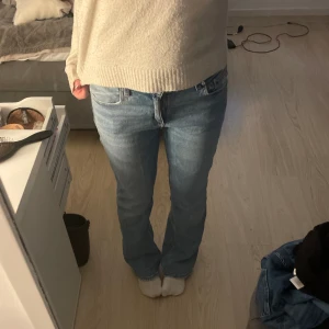 Blåa jeans - Säljer dessa snygga blåa lågmidjade jeansen från Gina!💞 